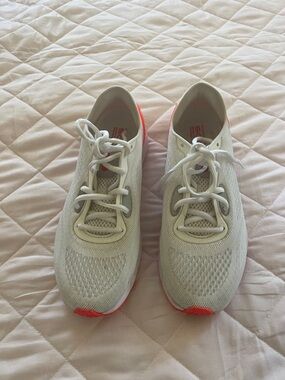Under Armour HOVR Sonic Women’s Lightweight White Sneakers -Size 9.5